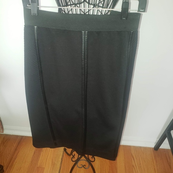 A  pencil skirt - Picture 1 of 4
